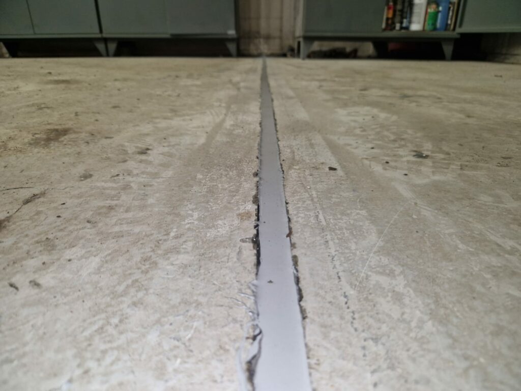 Liikuntasauma Betoniaelementtien välissä